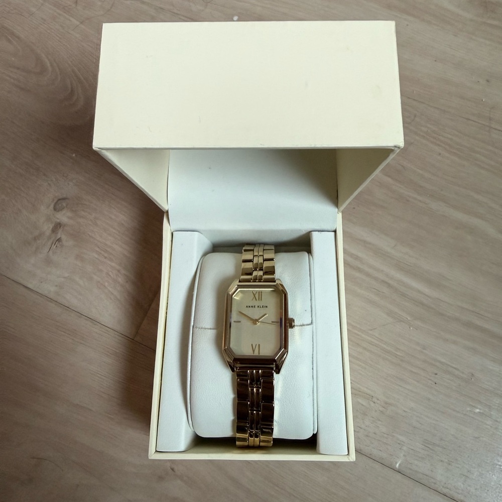 Anne Klein Cream and Gold Jewelry Box with Barcode Sticker